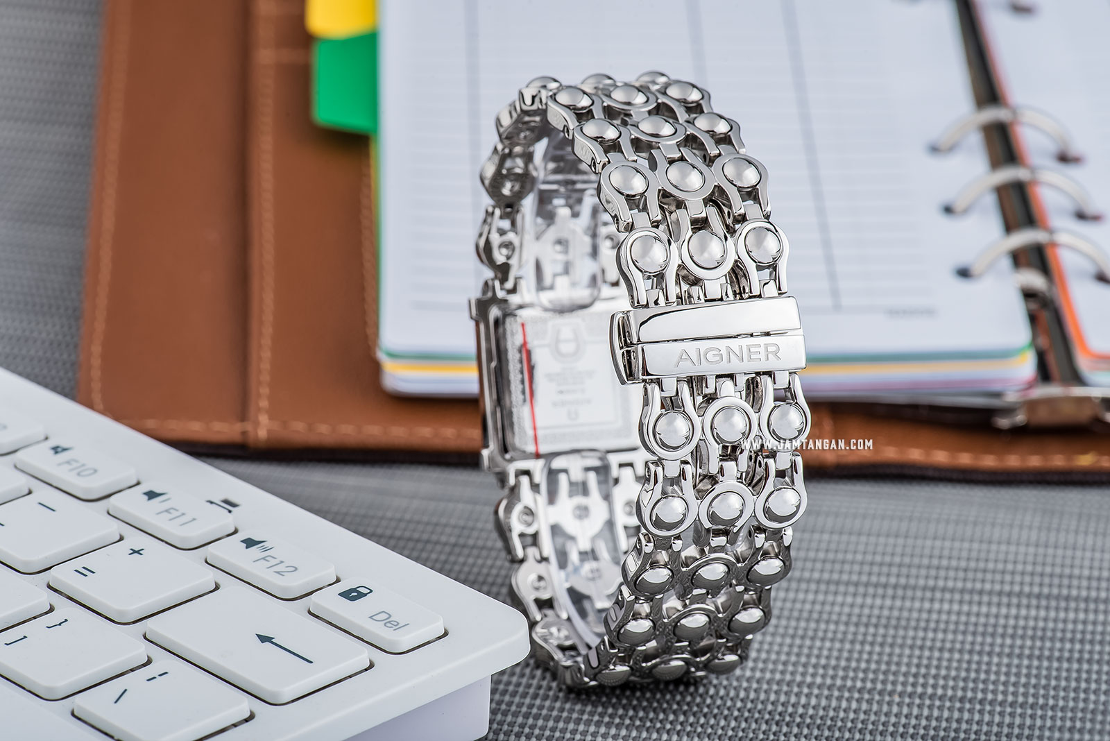 Aigner Arezzo A20210 Mother of Pearl Dial Stainless Steel Bracelet Machtwatch