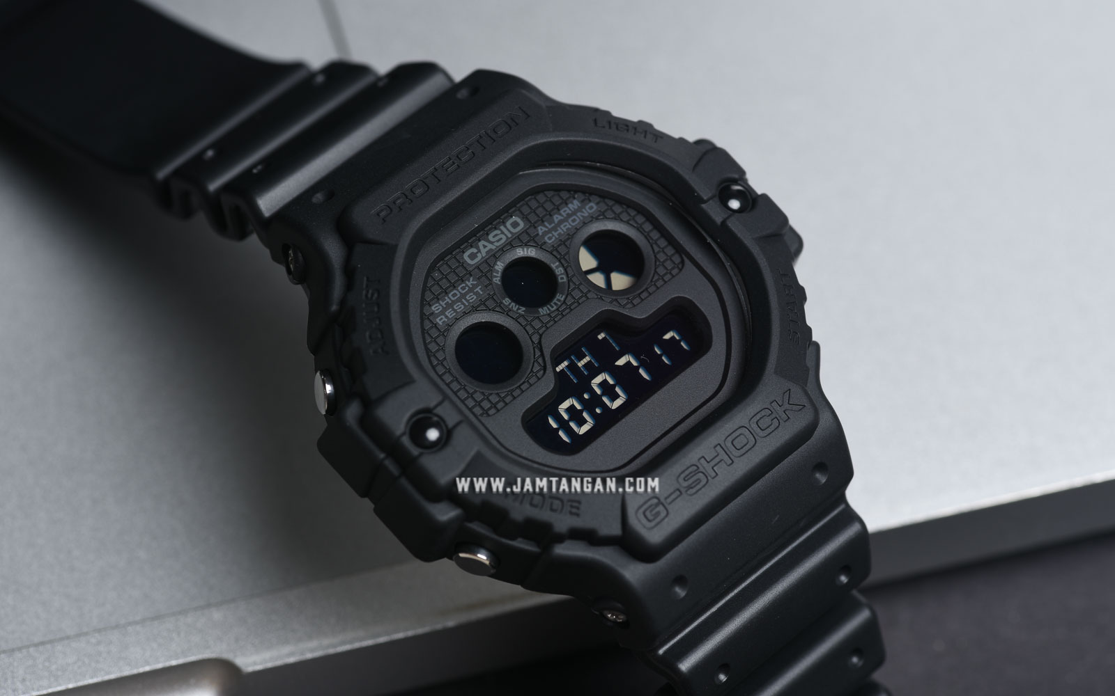 Casio G-Shock DW-5900BB-1DR Digital Dial Black Resin Strap Machtwatch
