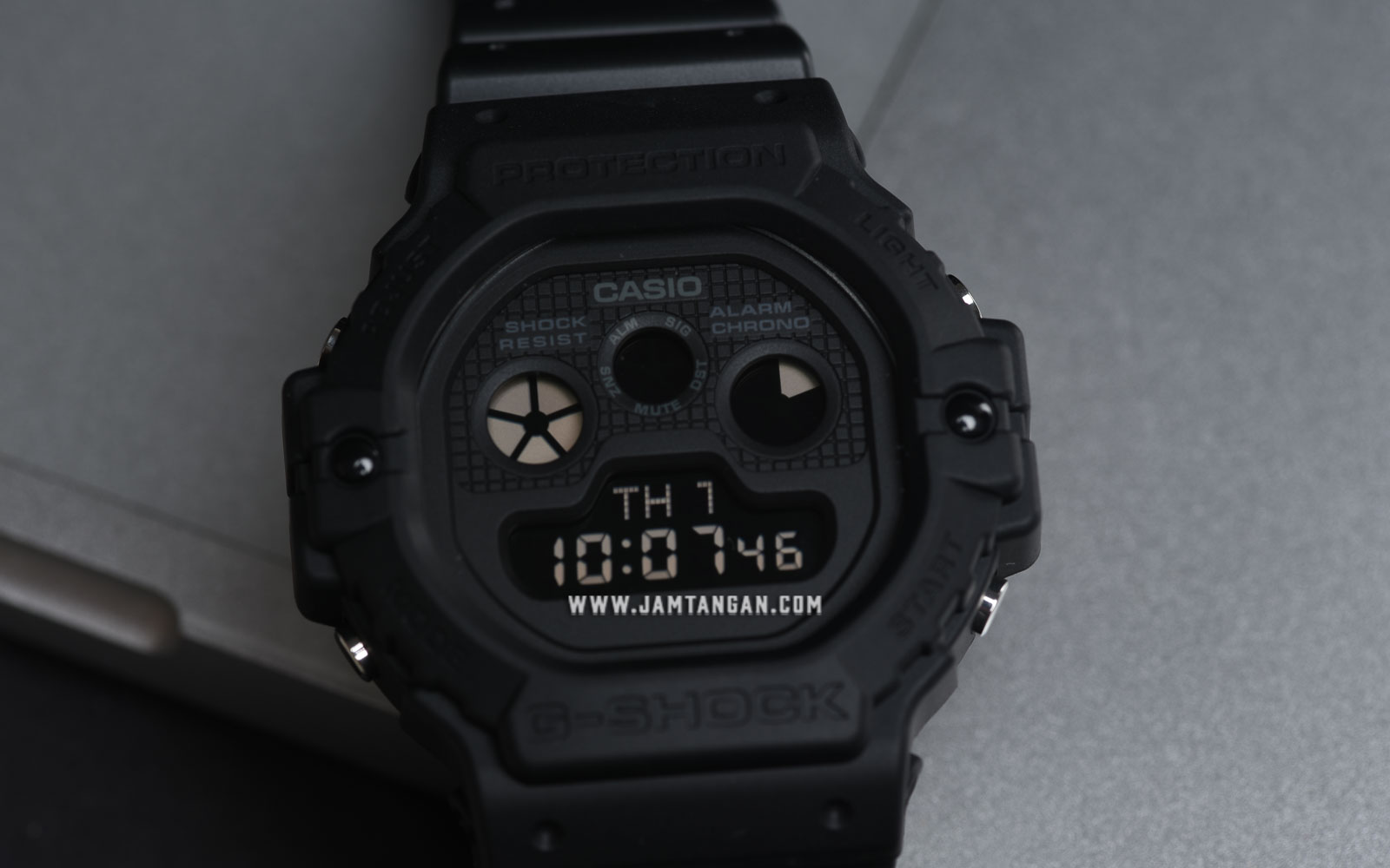 Casio G-Shock DW-5900BB-1DR Digital Dial Black Resin Strap Machtwatch