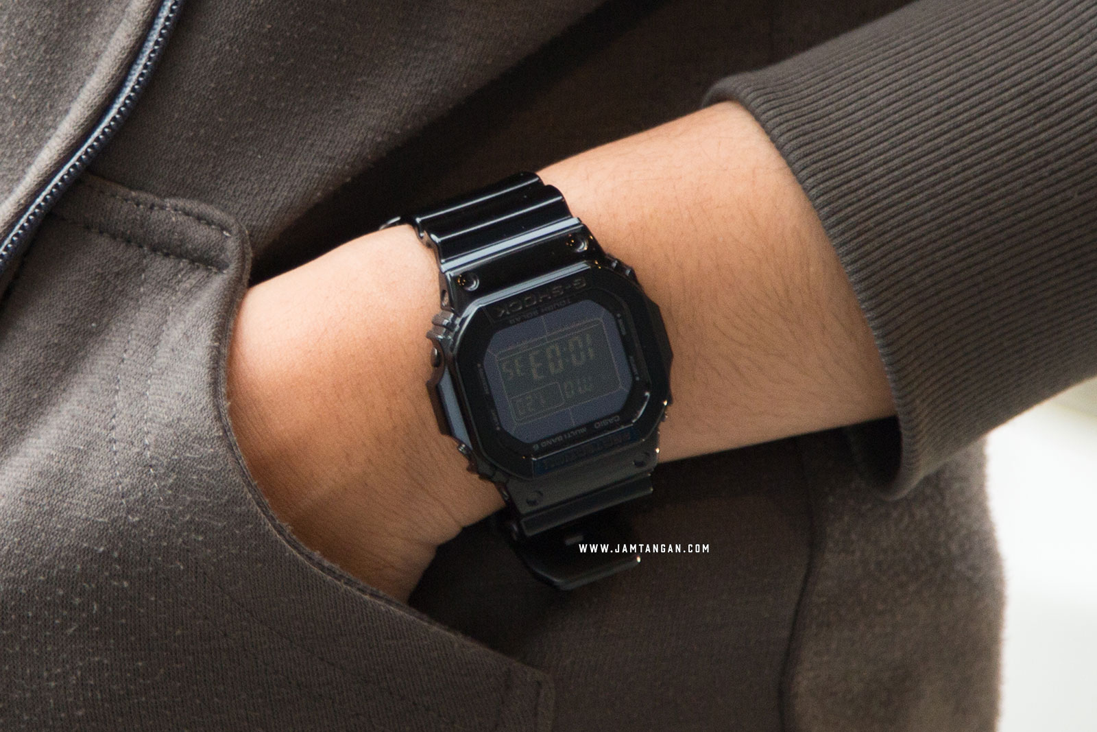Casio G-Shock GW-M5610BB-1ER Multiband 6 Digital Dial Black Resin Strap Machtwatch