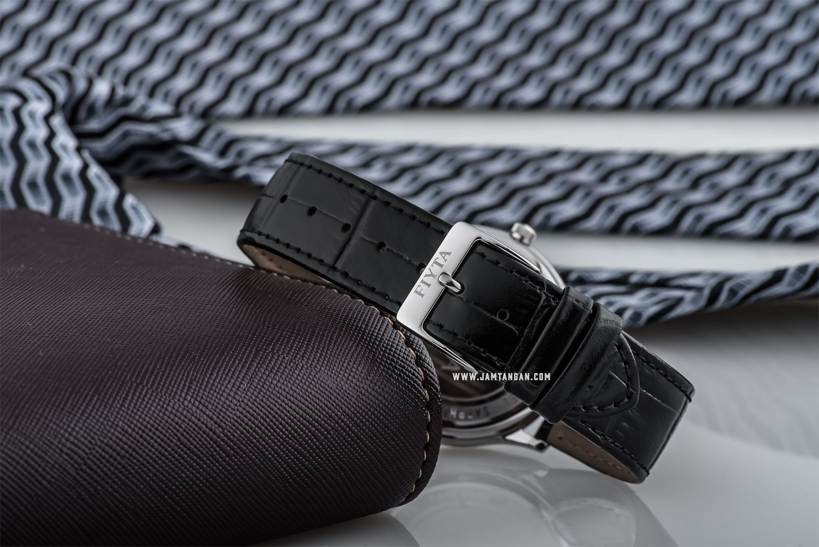 FIYTA G802068.WWB Classic Man White Dial Black Leather Strap Machtwatch