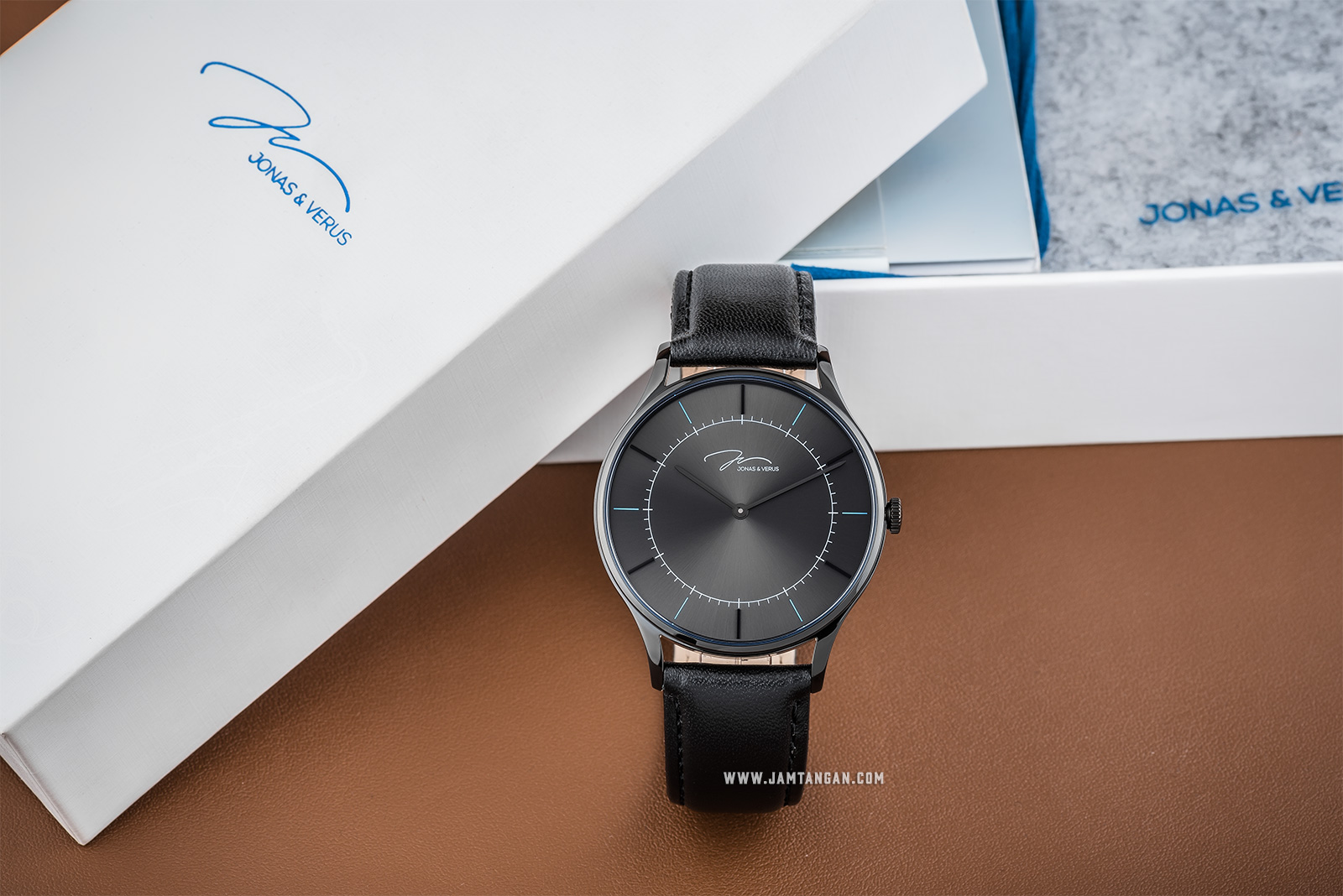 Jonas Verus Y01958-Q3.BBBLB Minimalist Collection Men Black Sunray Dial Black Leather Strap Machtwatch