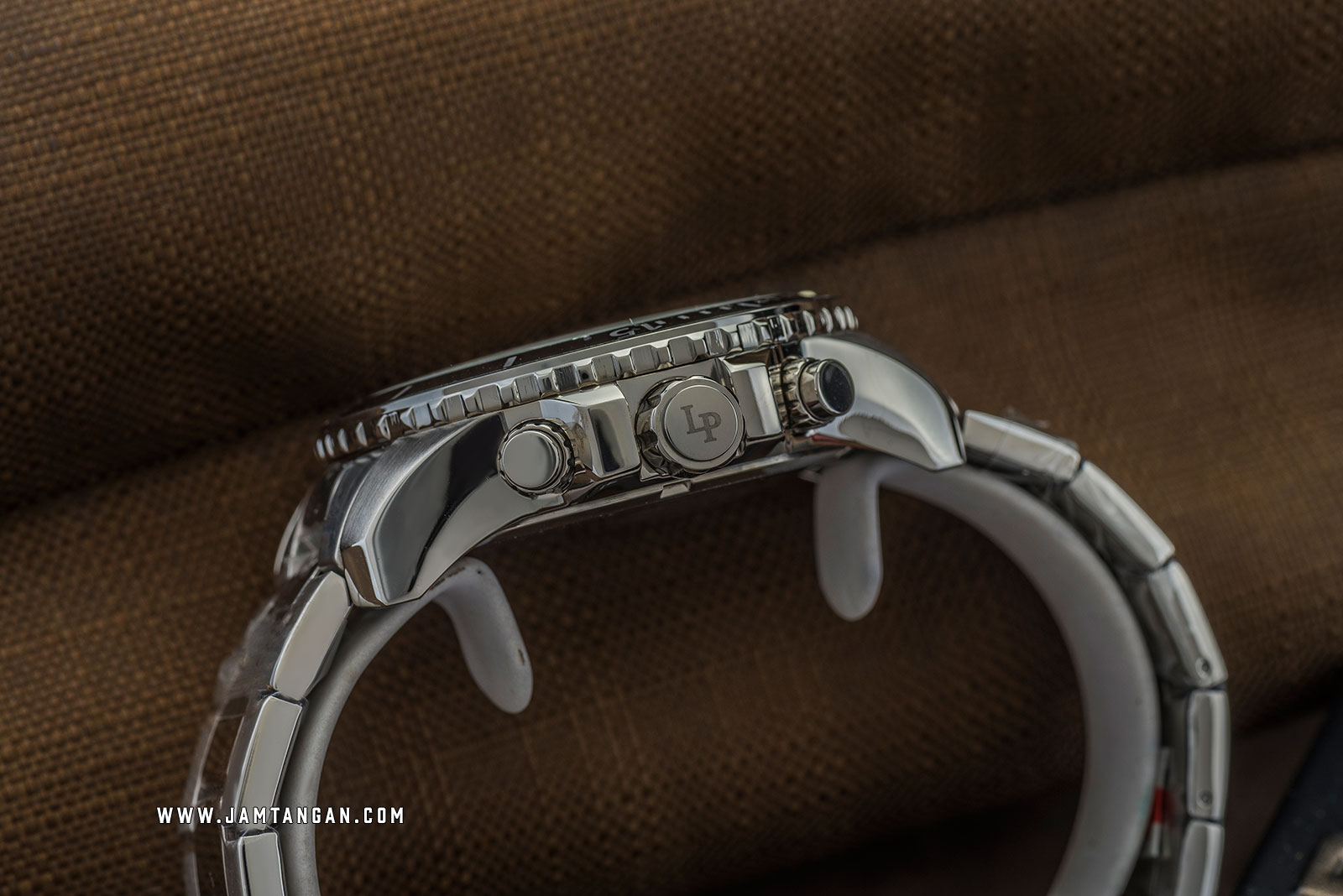 Lucien Piccard Marlon LP-28009C-22S Chronograph White Dial Stainless Steel Strap Machtwatch