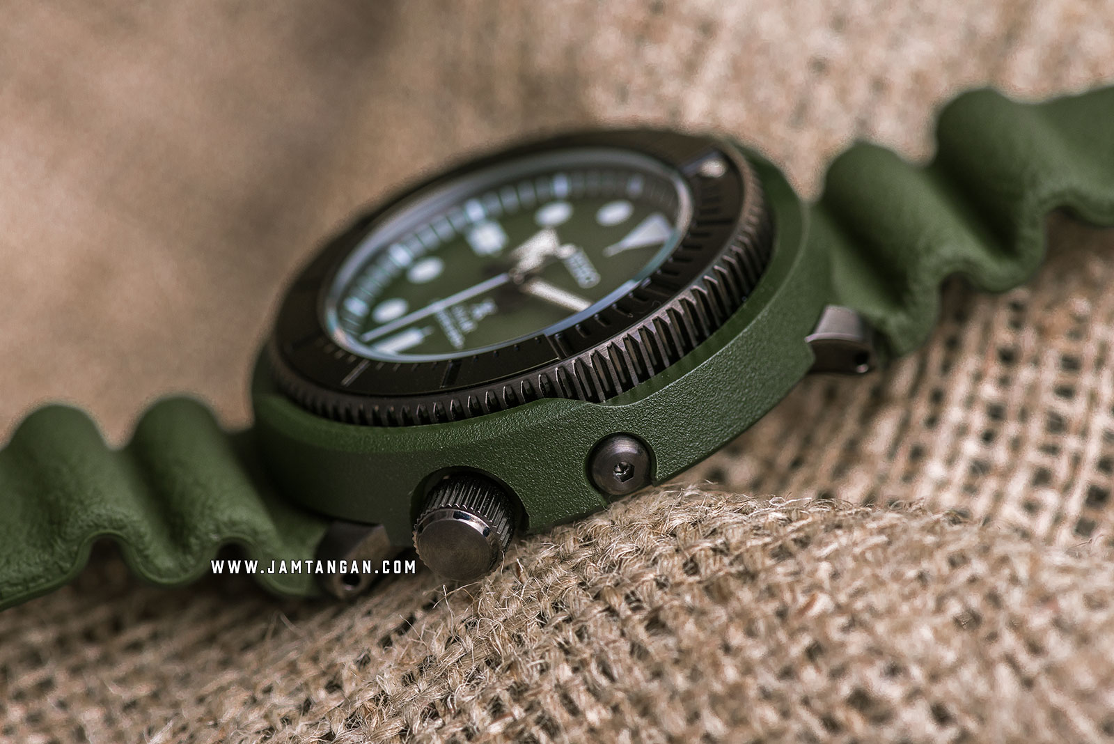 Seiko Prospex Tuna Street Series SNE535P1 Solar Divers 200M Green Rubber Strap SPECIAL EDITION Machtwatch