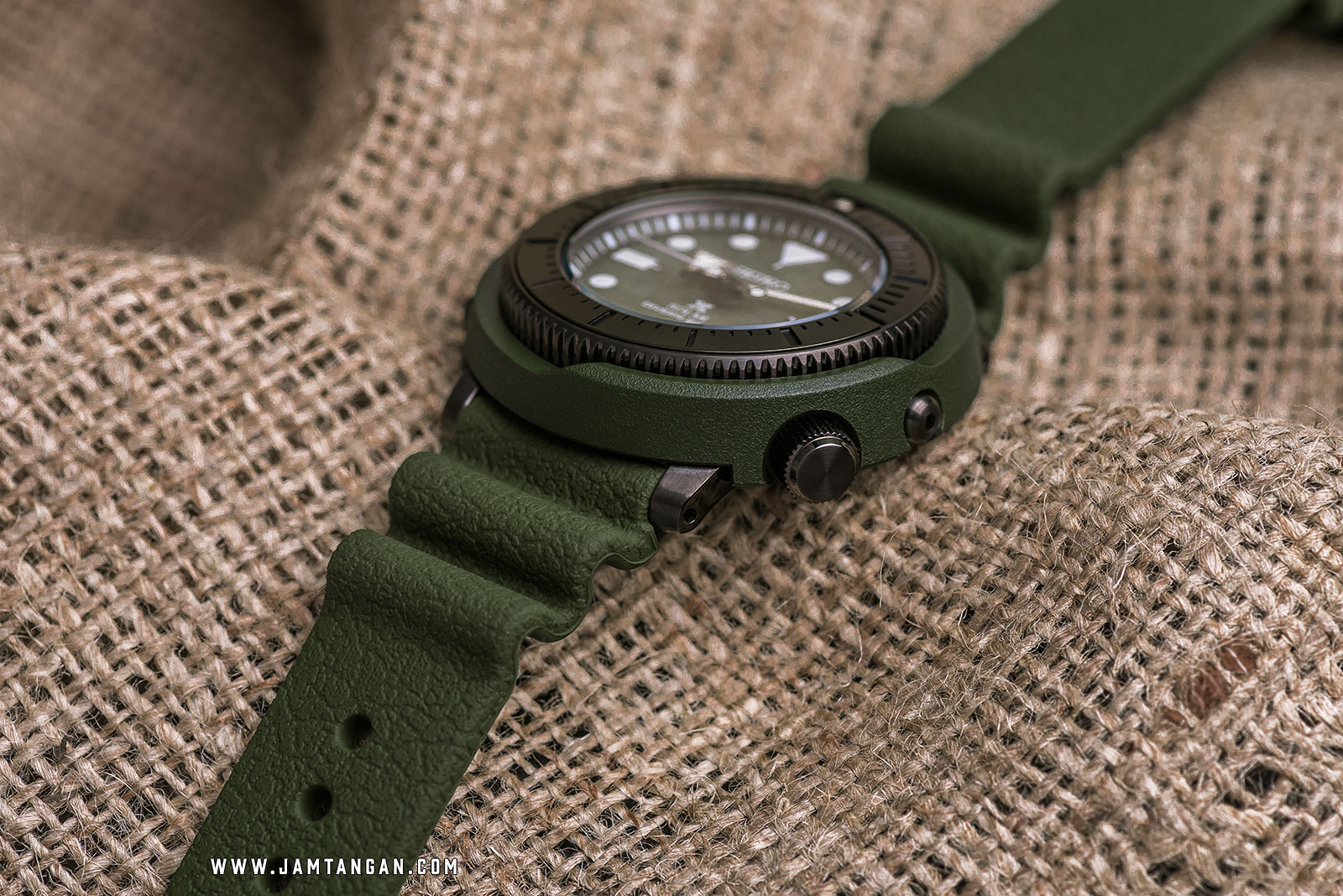 Seiko Prospex Tuna Street Series SNE535P1 Solar Divers 200M Green Rubber Strap SPECIAL EDITION Machtwatch