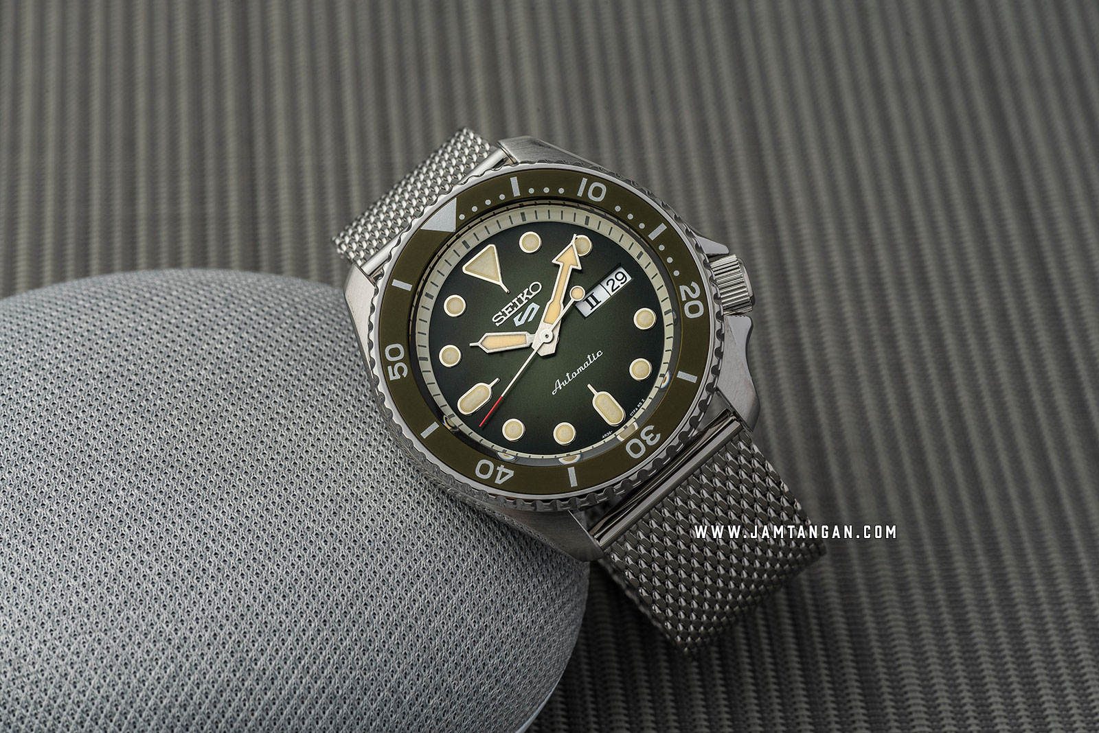 Seiko 5 Sports SRPD75K1 Automatic Green Sunburst Dial Silver Mesh Strap Machtwatch