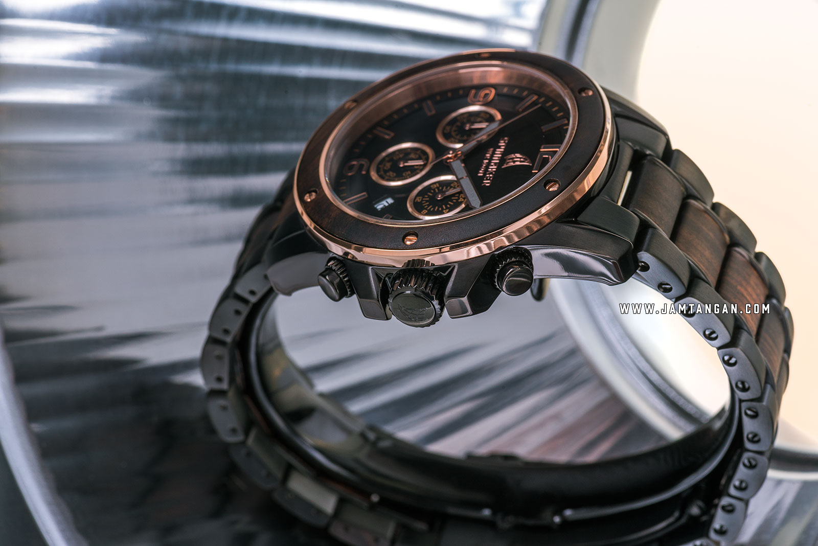 Spinnaker SP-5027-77 Wood Vessel Chronograph Men Black Dial Dual Tone Stainless Steel Strap Machtwatch