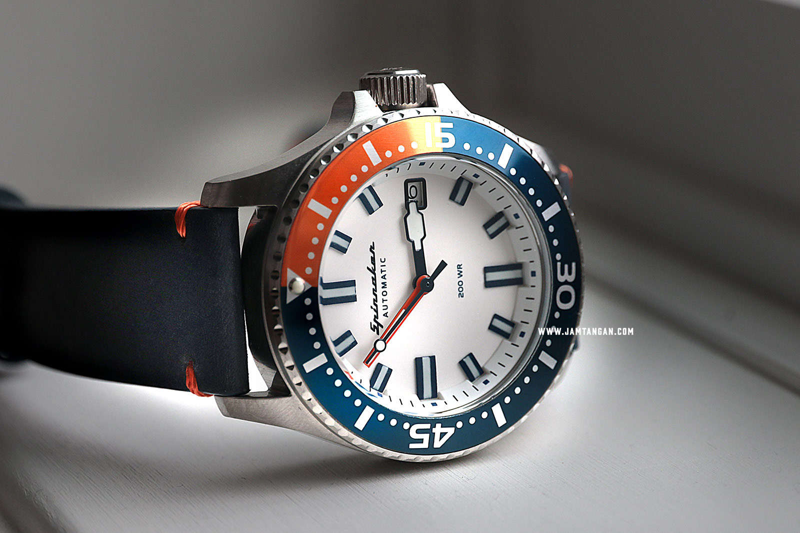 Spinnaker SP-5039-02 Vintage Spence Men White Dial Blue Leather Strap + Extra Strap Machtwatch