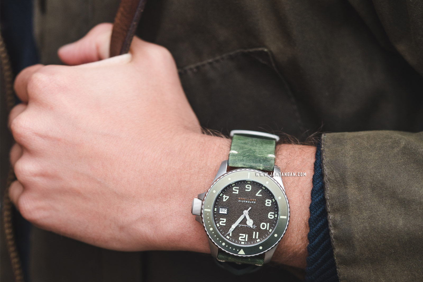 Spinnaker SP-5066-03 Vintage Spence Men Grey Dial Green Leather Strap Machtwatch