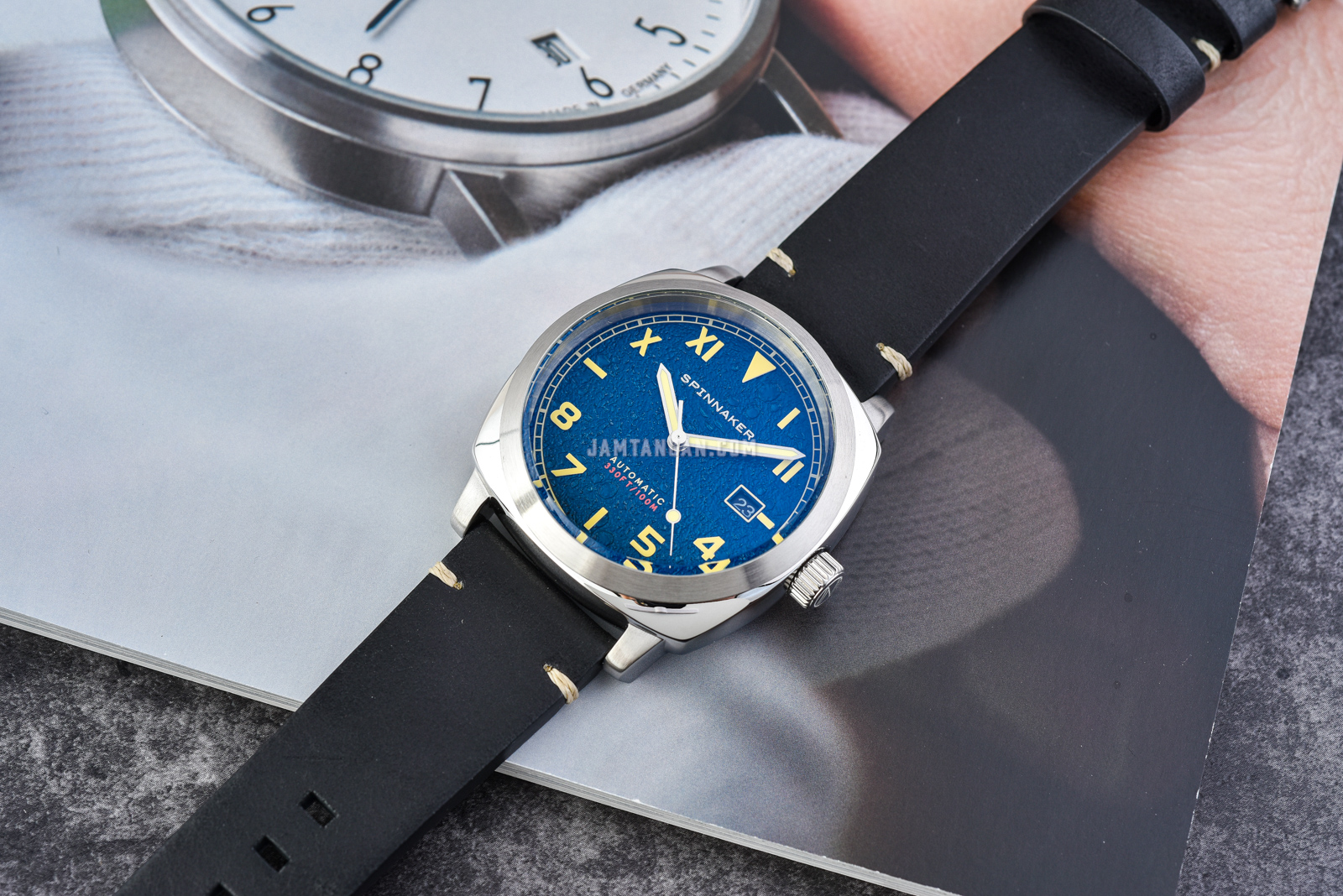 Spinnaker SP-5071-02 Vintage Hull California Men Blue Dial Black Leather Strap Machtwatch